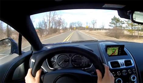 Incident bizar! Un șofer a filmat momentul în care un nor se prăbușește pe drum!