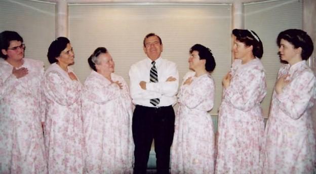 ARESTAT pentru că iubește prea multe femei. Povestea bărbatului care are 24 de SOȚII și 149 de COPII