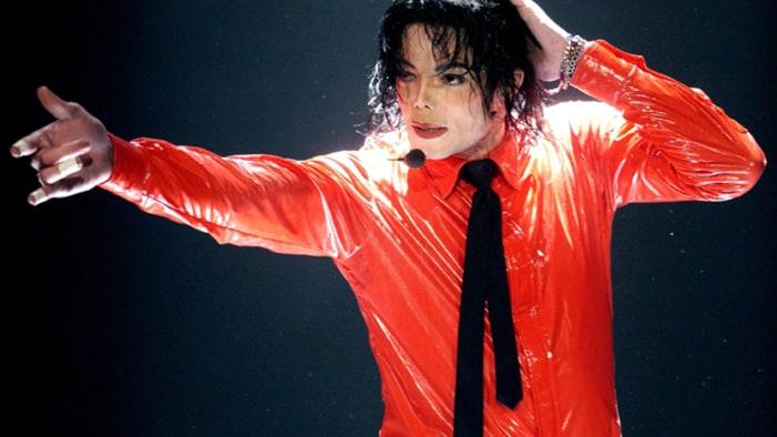 Michael Jackson este "printre noi"! MJ, invitat special al unui artist în vogă, într-un concert