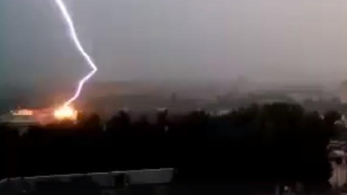 Imaginile care au făcut furori pe internet! Momentul &icirc;n care un bloc este lovit de un trăsnet! Ce a urmat