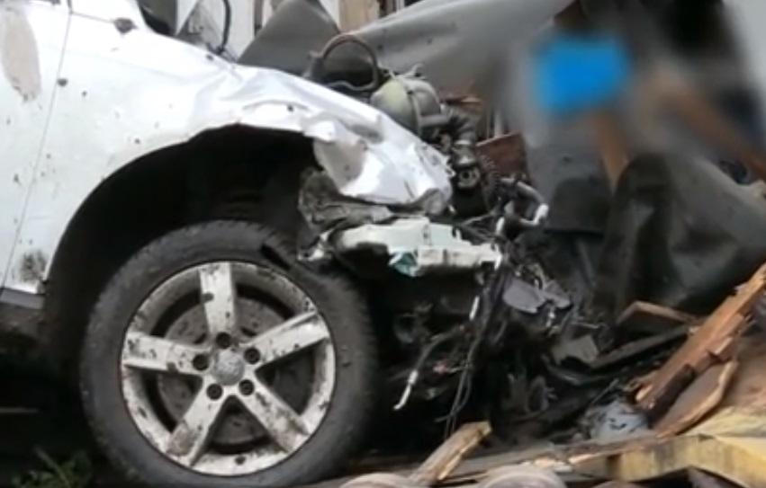 Doi suceveni făceau Live pe Facebook atunci c&acirc;nd au ajuns cu maşina pe acoperişul unei case!