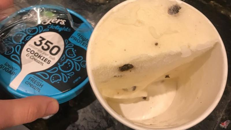 Un bărbat a vrut să mănânce înghețată, dar a trăit un adevărat ȘOC! Ce a găsit în cutie