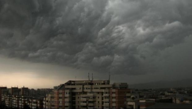 Meteorologii sunt &icirc;ngrijorați, vremea chiar a luat-o razna! COD GALBEN de FURTUNI. Zonele afectate!