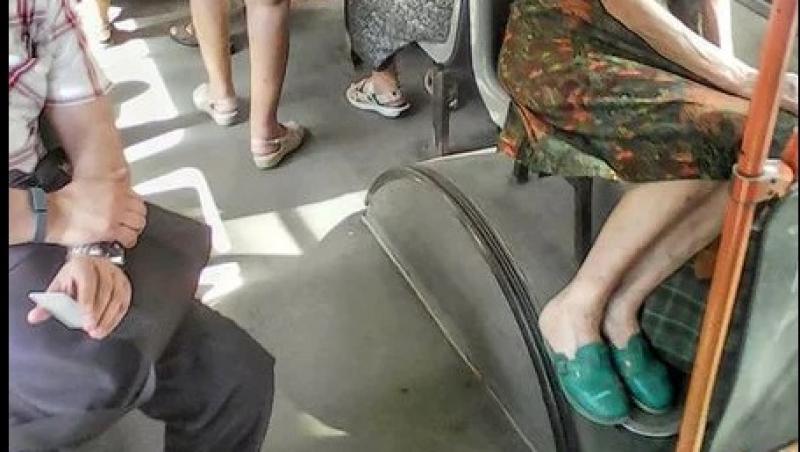S-a întâmplat într-un autobuz din România, iar imaginea a devenit virală! Unei femei i s-a făcut cald în RATB și a luat de urgență măsuri... extreme! FOTO