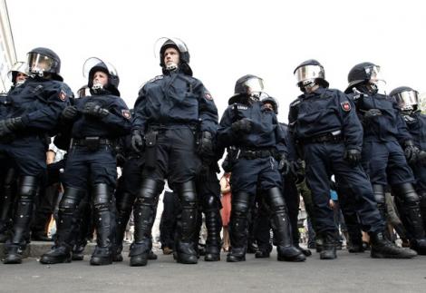 Cincisprezece poliţişti răniţi şi 80 de arestări într-un oraş german, la un festival de muzică.  Indivizi cu măşti au atacat forţele de ordine
