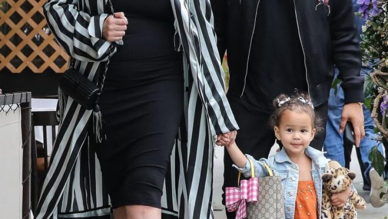 Cum arată Chrissy Teigen, soția lui John Legend, la două săptămâni de la nașterea fiului său. Prima poză cu micuțul Miles
