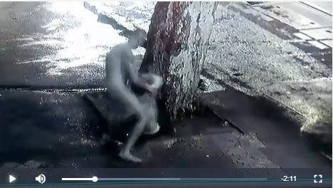 VIDEO ȘOCANT. Un t&acirc;năr &Icirc;ȘI BATE MAMA cu bestialitate. O lovește CU PICIOARELE &Icirc;N CAP p&acirc;nă o leșină!