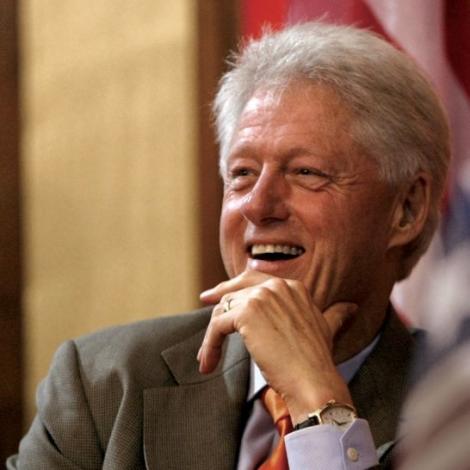 Bill Clinton și-a lansat prima carte de ficțiune, despre dispariția unui președinte American. Ce ironie a făcut la adresa lui Donald Trump
