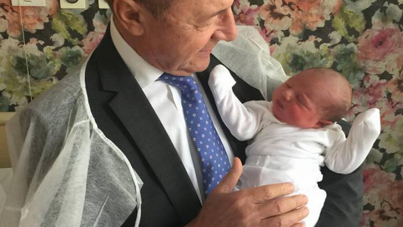 Primele fotografii cu fetița Elenei Băsescu. Fostul președinte nu a mai avut răbdare și s-a fotografiat cu micuța. Ce nume special a primit fetița