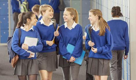 Lovitură în învăţământ. Şcolile din Marea Britanie introduc UNIFORMA "NEUTRĂ". Şi băieţii, şi fetele vor purta... fuste!