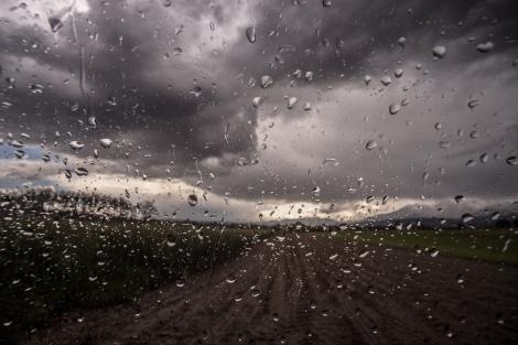 Vremea 5 iunie. Prognoza meteo anunta ploi torențiale, furtuni cu fulgere
