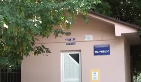 Doar în România mai vezi! Abonament pentru toaleta publică, în Râmnicu Vâlcea!