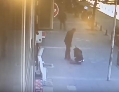 Scene șocante surprinse de camere! Un bărbat și-a bătut soția &icirc;n mijlocul străzii, dar apoi a primit o lecție de neuitat