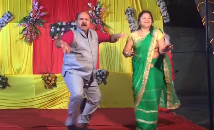 Mișcările lui de dans au cucerit internetul! Un bărbat din India a devenit CELEBRU pe rețelele de socializare. VIDEO