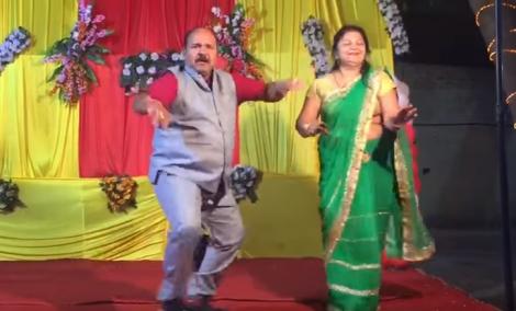 Mișcările lui de dans au cucerit internetul! Un bărbat din India a devenit CELEBRU pe rețelele de socializare. VIDEO