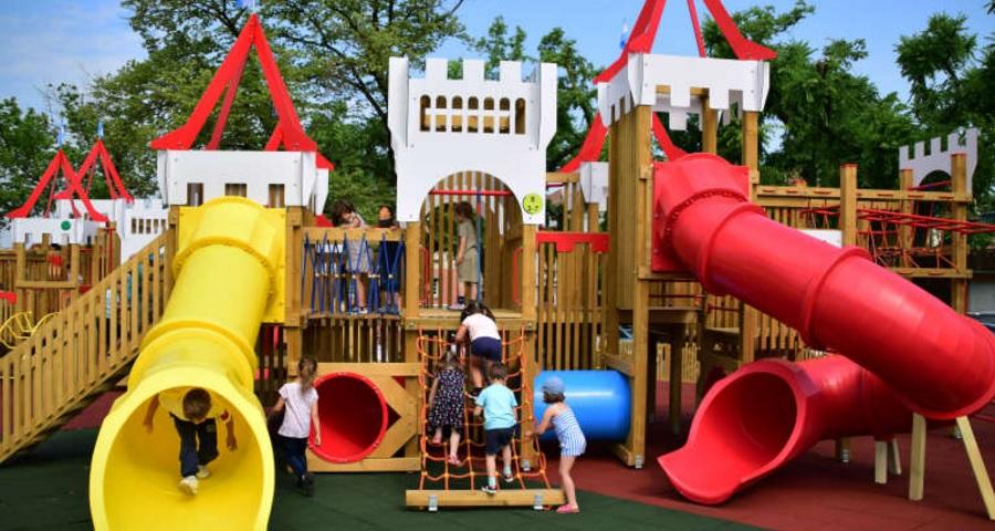 Un parc de joacă pentru copii cu elemente medievale, inaugurat &icirc;n T&acirc;rgu Mureș. C&acirc;t a costat