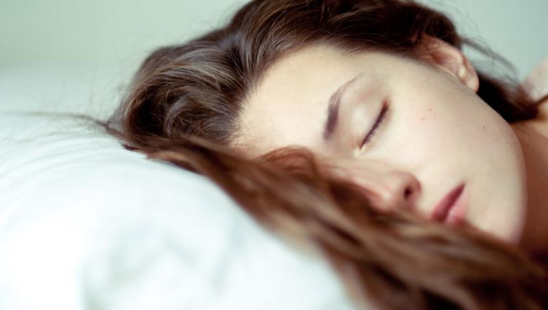 Ce se întâmplă dacă dormi cu părul ud! Efectele sunt extrem de grave