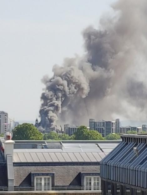 Incendiu devastator într-un cartier de lux din Londra. Cincisprezece vehicule şi aproape 100 de pompieri au ajuns la fața locului (FOTO)