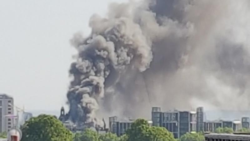 Incendiu devastator într-un cartier de lux din Londra. Cincisprezece vehicule şi aproape 100 de pompieri au ajuns la fața locului (FOTO)