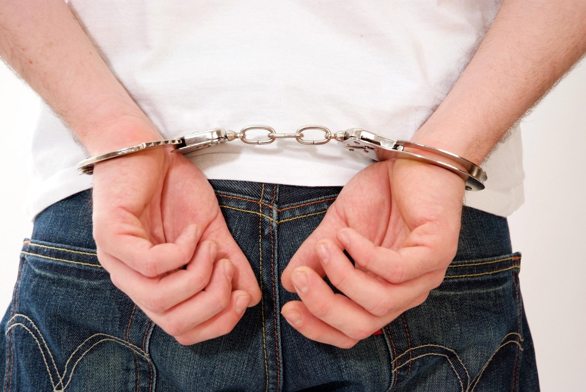 Scene de GROAZĂ &icirc;ntr-o familie din Botoșani! Doi copii au fost arși cu țigara de tatăl lor