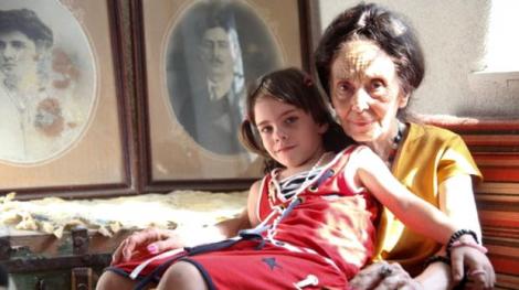 Motiv de bucurie! Fiica Adrianei Iliescu, cea mai bătrână mamă din România, a terminat clasa a VIII-a. Cum a fotografiat-o femeia, alături de ceilalți colegi