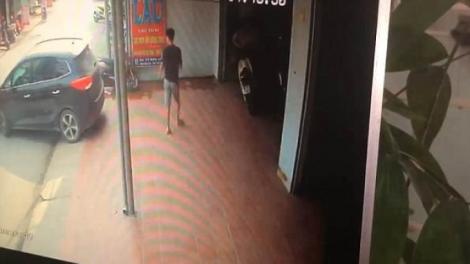 Atenție, imagini șocante: A vrut să ajute o femeie să parcheze cu spatele, dar a ajuns în spital! Un bărbat a fost strivit de perete de șoferiță (VIDEO)