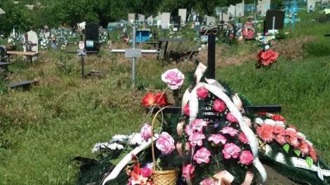 Imagini tulburătoare! Bărbat, găsit spânzurat în cimitir, de crucea soției sale. Nu a suportat pierderea femeii iubite, care murise cu doar două luni în urmă