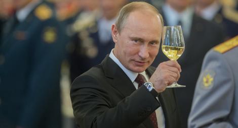 Putin a povestit cum "s-a cinstit" cu liderul chinez Xi Jinping, de ziua lui de naștere: ”Am băut câte un păhărel, am tăiat și niște salam”