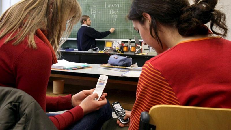 Franța: Telefoanele mobile, interzise total în școli, atât în timpul cursurilor, cât și în pauze. În ce situație pot fi folosite de elevi