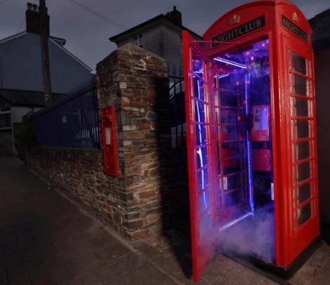 O cabină telefonică din Regatul Unit al Marii Britanii și al Irlandei de Nord a fost transformată într-unul dintre cele mai mici cluburi de noapte din lume