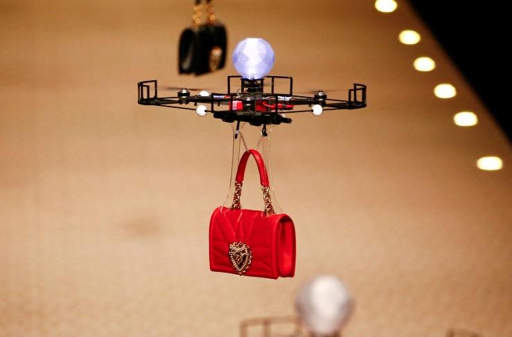 Au vrut să facă &bdquo;o schimbare&rdquo;, dar au fost puși la zid! Modelele, &icirc;nlocuite cu DRONE la o prezentare de modă. VIDEO