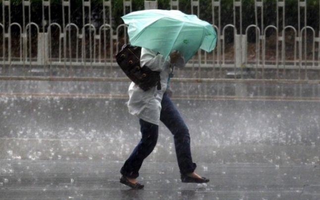 Nu scăpăm de vremea capricioasă! Zonele din țară &icirc;n care meteorologii au emis COD PORTOCALIU de averse