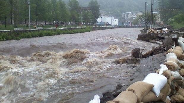 Următoarele ore sunt critice! Anunțul meteorologilor, făcut &icirc;n urmă cu puțin timp: Se apropie viitura!