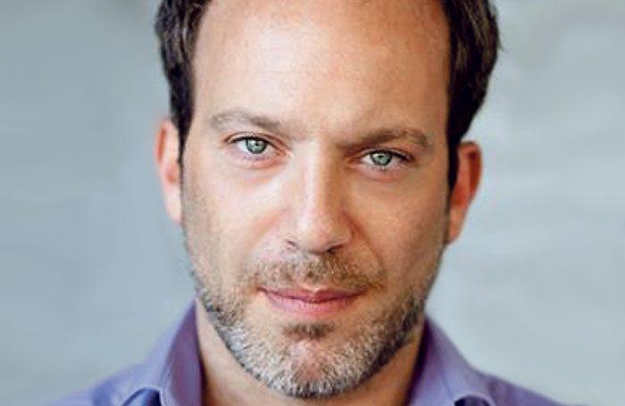 Un actor britanic a leșinat pe un aeroport din Rom&acirc;nia! Ce s-a &icirc;nt&acirc;mplat după ce a fost preluat de un echipaj SMURD