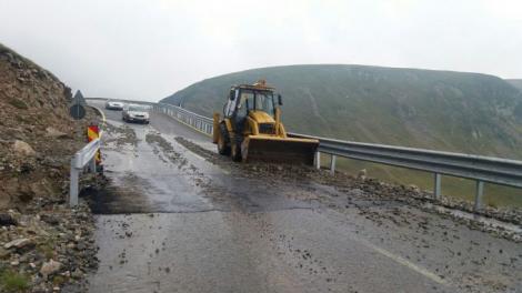Ploile torențiale au făcut prăpăd! Peste 25 de autoturisme, blocate pe Transalpina, din cauza aluviunilor aduse pe șosea de puhoaie
