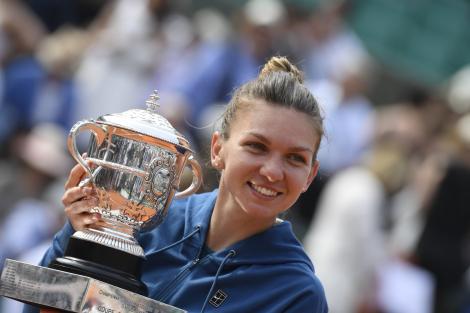 FOTOGRAFIE PENTRU ISTORIE: SIMONA HALEP CU TROFEUL de la Roland Garros în brațe!