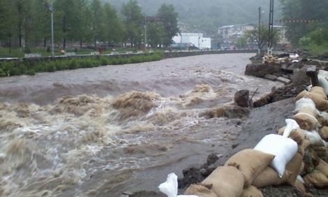 De la Guvern, în comunele afectate de inundații din Alba: "Stați liniștiți că nu vă lasă nimeni singuri". Ce promisiuni au primit oamenii
