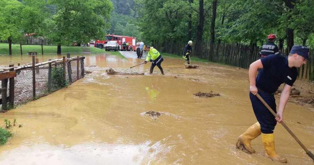 A fost emis COD ROȘU! Vremea rea va face prăpăd, spun meteorologii. ANM: Următoarele ZECE ore sunt critice