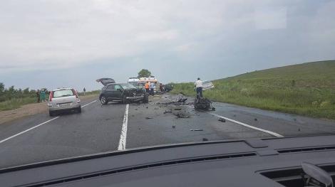 Ce tragedie! Trei oameni au murit striviți pe o șosea din România. Martorii povestesc îngroziți: "Zburau bucăți din mașini"