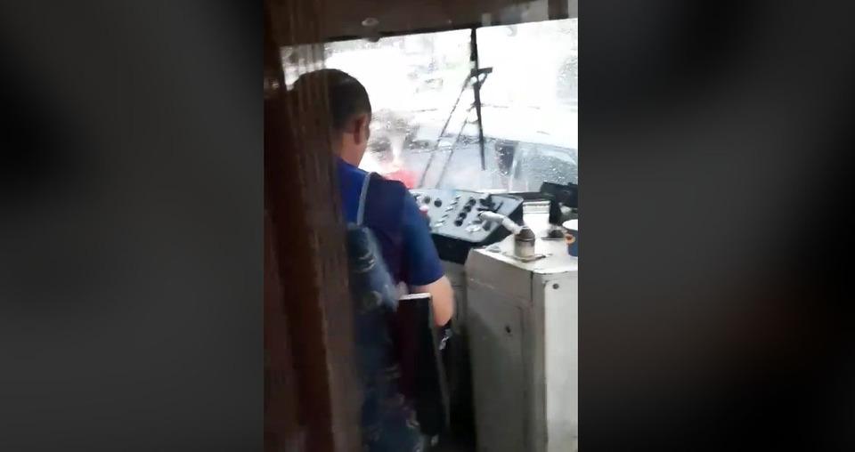 Imagini șocante surprinse &icirc;n București! Un vatman a intrat intenționat cu tramvaiul &icirc;ntr-o mașină, &icirc;n care se aflau DOI COPII MICI: &rdquo;Numesc asta tentativă de OMOR!&rdquo;