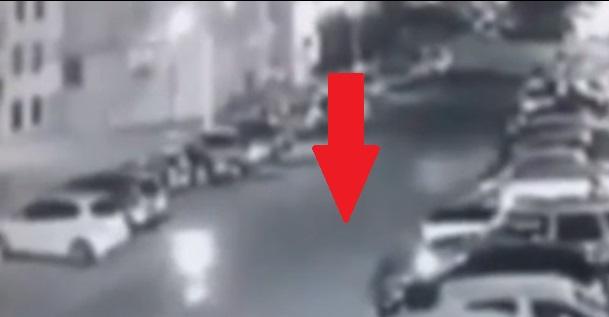 Camerele de supraveghere au surprins totul! O femeie mergea noaptea pe stradă și ceva PARANORMAL s-a &icirc;nt&acirc;mplat