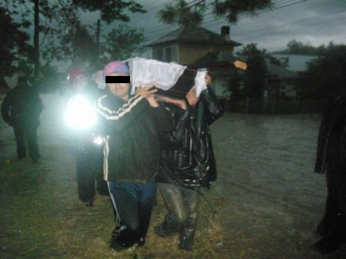 Durere fără margini!  Doi copilași și bunica lor au murit &icirc;necați. Pompierii au găsit și cadavrul bunicului, luat de viitură