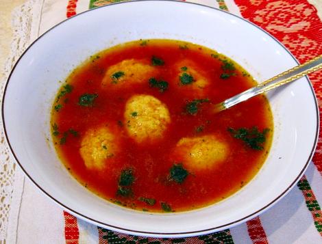 Cum faci cea mai gustoasă supă de roșii cu ardei copți și găluște!