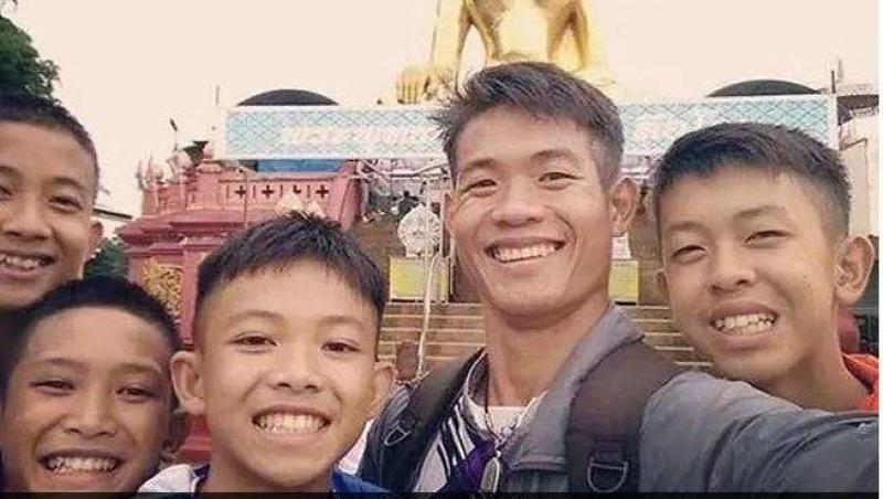 Antrenorul tinerilor fotbalişti salvaţi din peştera din Thailanda, numit EROU NAŢIONAL fără ţară sau paşaport: 