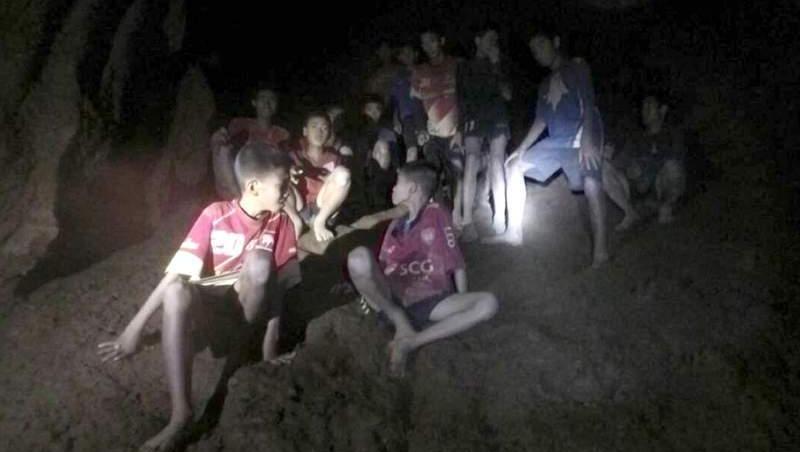 Antrenorul tinerilor fotbalişti salvaţi din peştera din Thailanda, numit EROU NAŢIONAL fără ţară sau paşaport: 