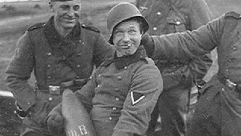 Despre EROI fără voie! Cele mai frumoase fotografii din timpul celui de-al Doilea Război Mondial: dincolo de moarte şi orori, soldaţii au fost OAMENI. Galerie foto cu piele de găină! 