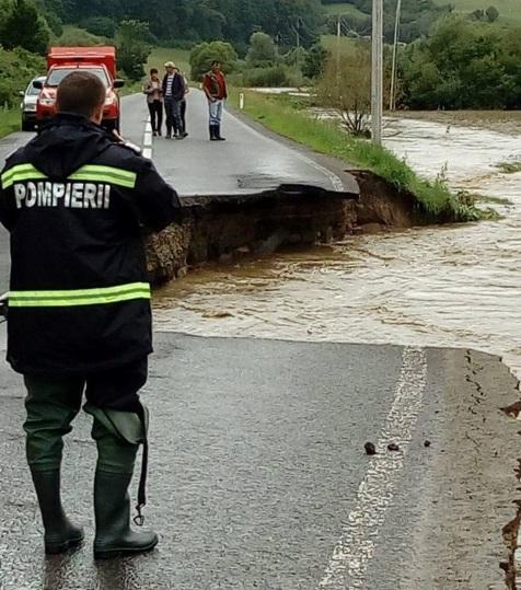 Imaginile DEZASTRULUI lăsat &icirc;n urmă de PLOILE din ultimele săptăm&acirc;ni. Pe DN1 abia se circulă, iar drumuri naţionale din mai multe judeţe răm&acirc;n &Icirc;NCHISE