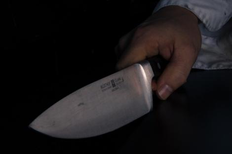 Clipe de teroare într-o fabrică din România! După o ceartă cu muncitoarele, șeful a fost înjunghiat în inimă, cu un cuțit, de una din ele