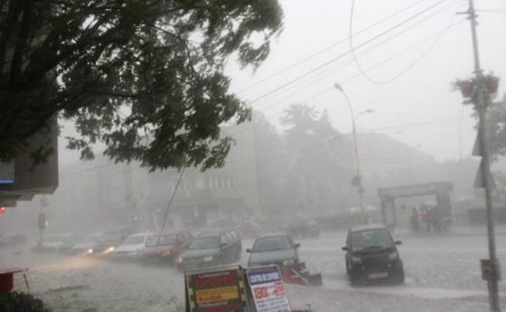 Veşti &Icirc;NGRIJORĂTOARE de la meteorologi: Cod GALBEN de ploi torenţiale şi furtuni &icirc;n acest weekend. Vezi zonele afectate!