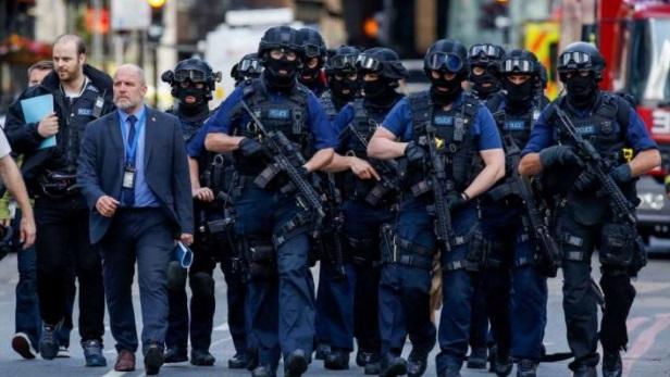 Mii de rom&acirc;nii au ajuns SCLAVI &icirc;n Marea Britanie! Ameninţaţi, BĂTUŢI şi munciţi p&acirc;nă la EPUIZARE, drama prin care trec muncitorii a ajuns &icirc;n atenţia AUTORITĂŢILOR